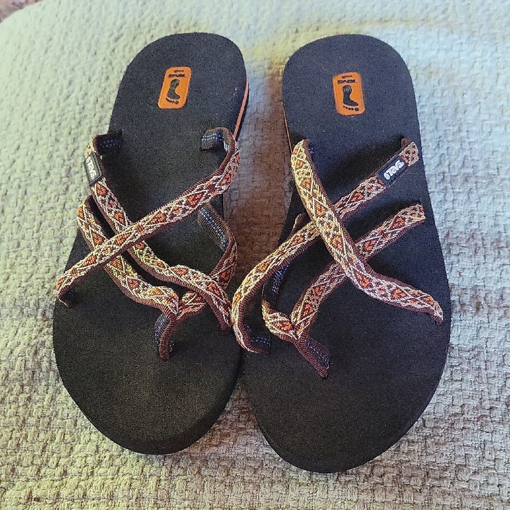 Teva Like New Patterned Flip Flops Womens SZ 9